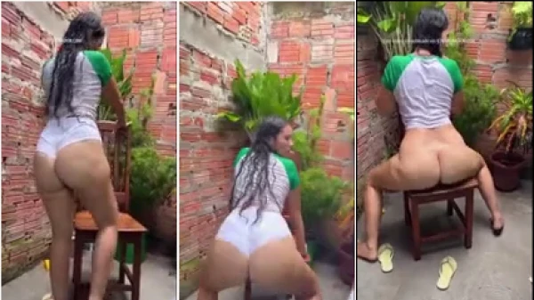 La Chica Del Café Se Quita Los Pantalones Cortos Y Se Divierte Con El Juguete En Privado