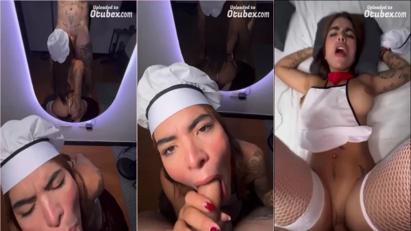 Mujer Atractiva Ataviada De Chef Manteniendo Relaciones Apasionadas